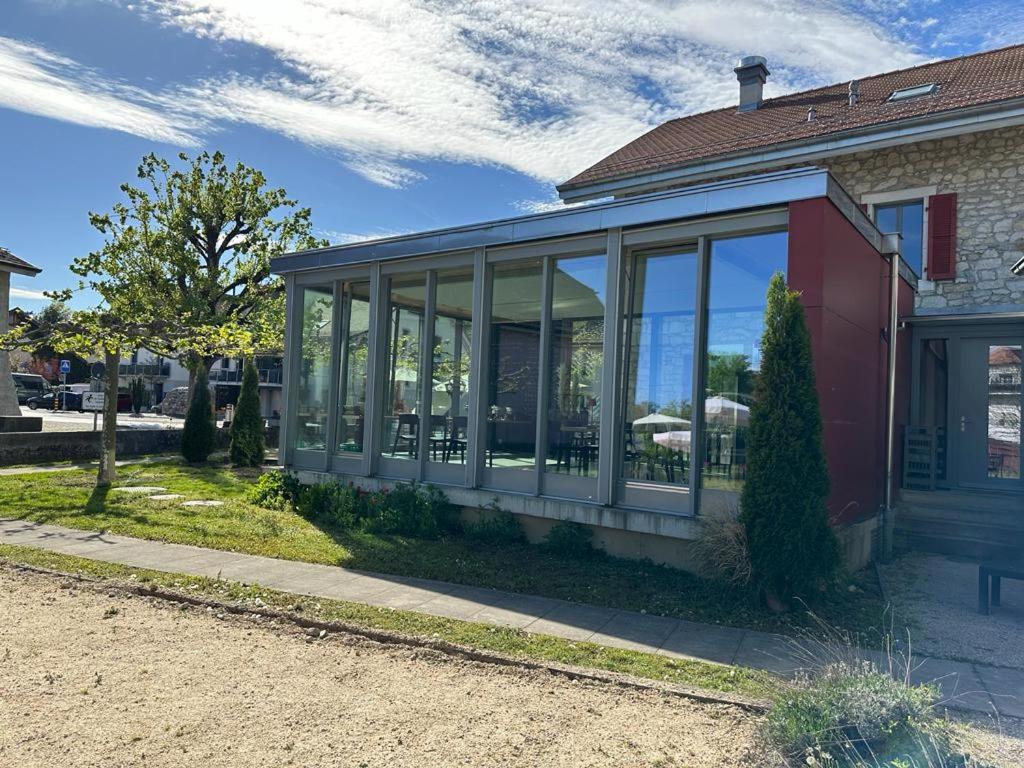 Au Boeuf Rouge Hotel Crassier Exterior foto